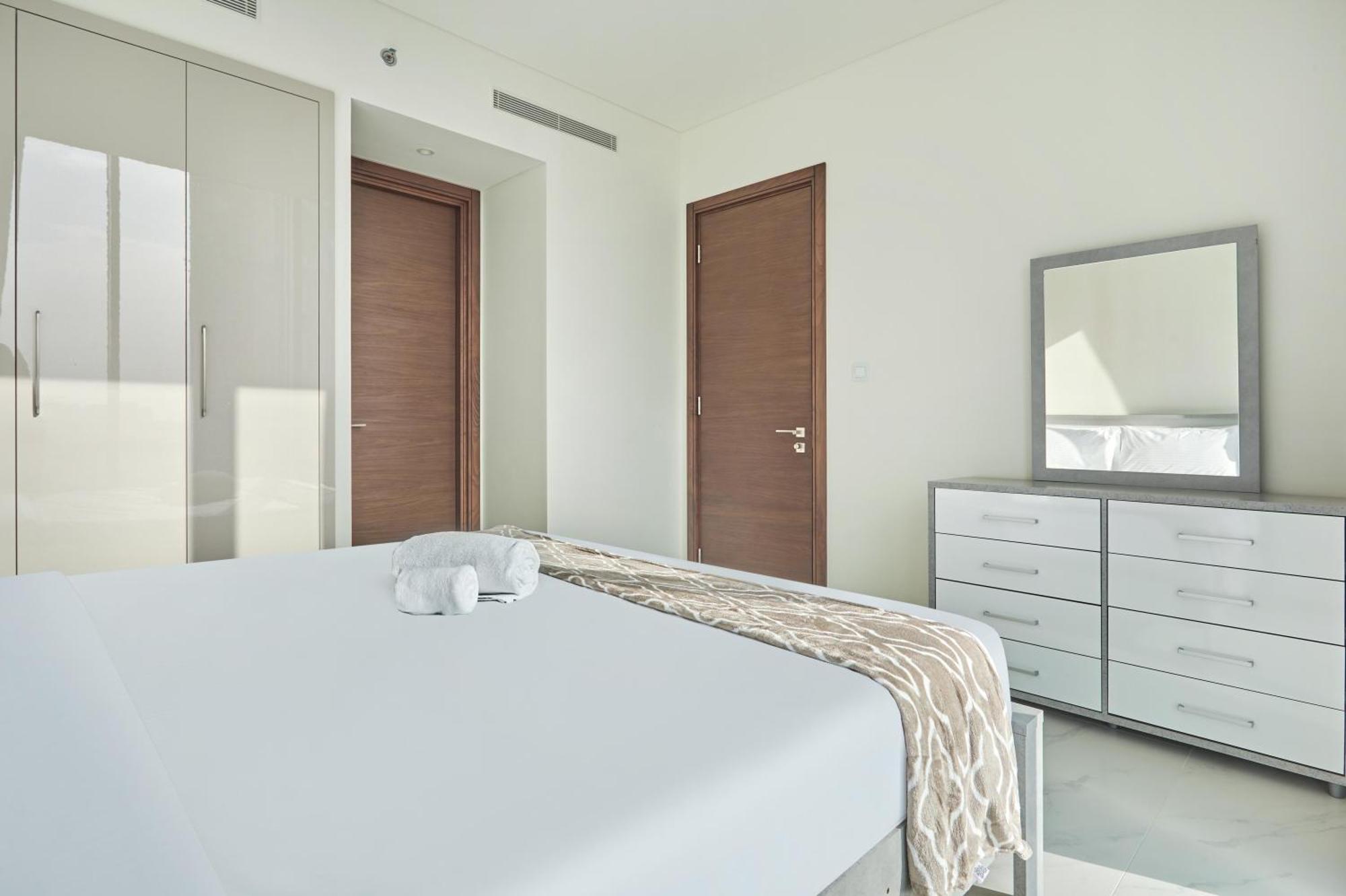 By Latinem Luxury 1br Cvg 710 Near Burj Khalifa Dubai